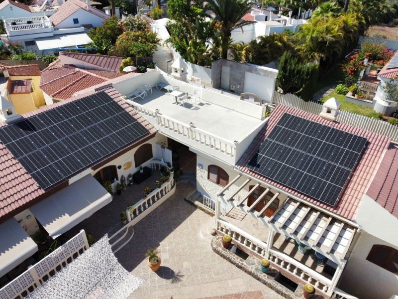 Paneles solares instalados en cubiertas de viviendas por Electrolabat