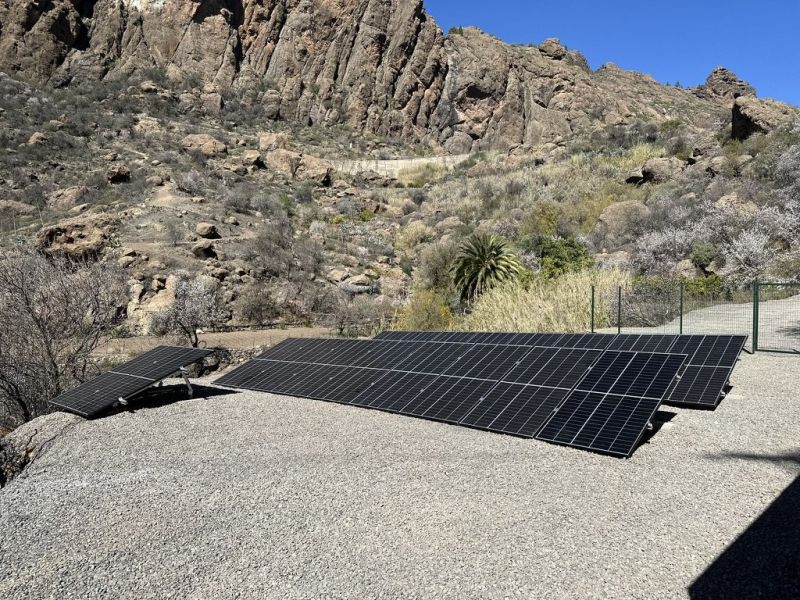 Paneles fotovoltaicos sobre estructura en terreno